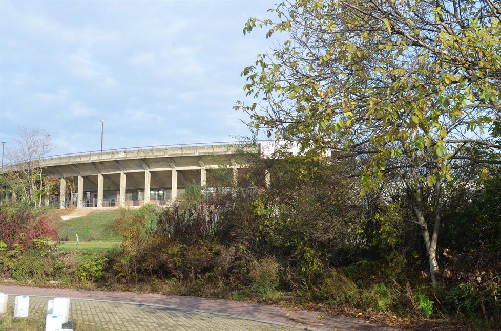 Fotbalový stadion za Lužánkami v Brně chátrá již 45 roků, posledních 16 let je uzavřený.