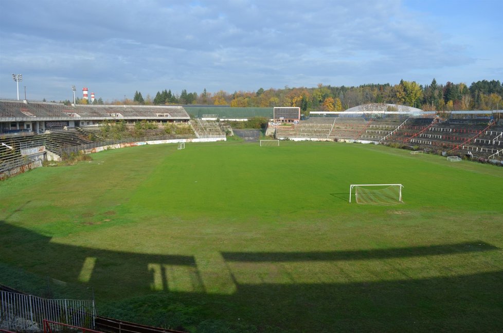 Fotbalový stadion za Lužánkami v Brně chátrá již 45 roků, posledních 16 let je uzavřený.