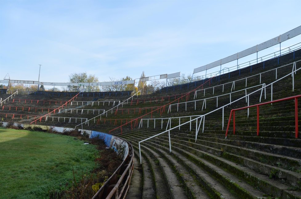 Fotbalový stadion za Lužánkami v Brně chátrá již 45 roků, posledních 16 let je uzavřený.