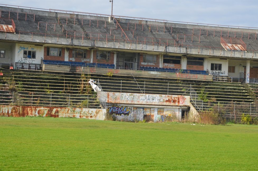 Fotbalový stadion Za Lužánkami v Brně chátrá již 45 roků, posledních 16 let je uzavřený.