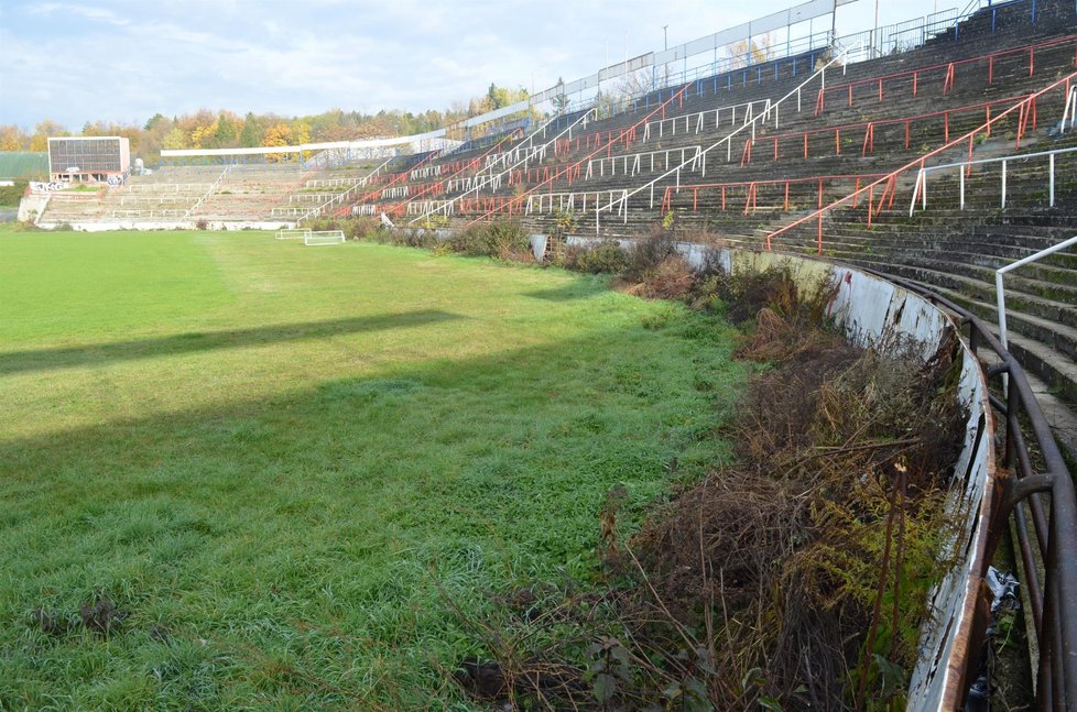 Fotbalový stadion Za Lužánkami v Brně chátrá již 45 roků, posledních 16 let je uzavřený.