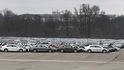Stovky automobilů firmy Volkswagen, které na místní parkoviště společnost umístila v roce 2015, kdy propukl skandál s falšovanými emisními limity.