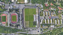 Stadion Strahov měří 310,5 metrů na 202,5 metrů a jeho sportovní plocha obsáhne devět velkých fotbalových hřišť. Na západ od něj stojí Stadion Evžena Rošického, který vlastní FAČR. Na východní straně se nacházejí vysokoškolské koleje ČVUT.