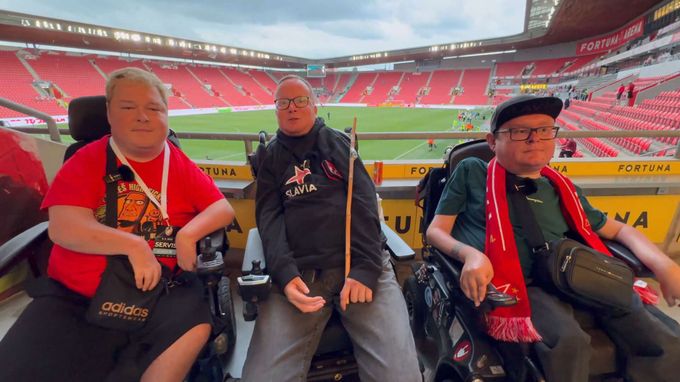 Vozíčkáři testují ligové stadiony: co zlepšit, aby fandění bylo pro všechny Vozíčkáři testují ligové stadiony: co zlepšit, aby fandění bylo pro všechny