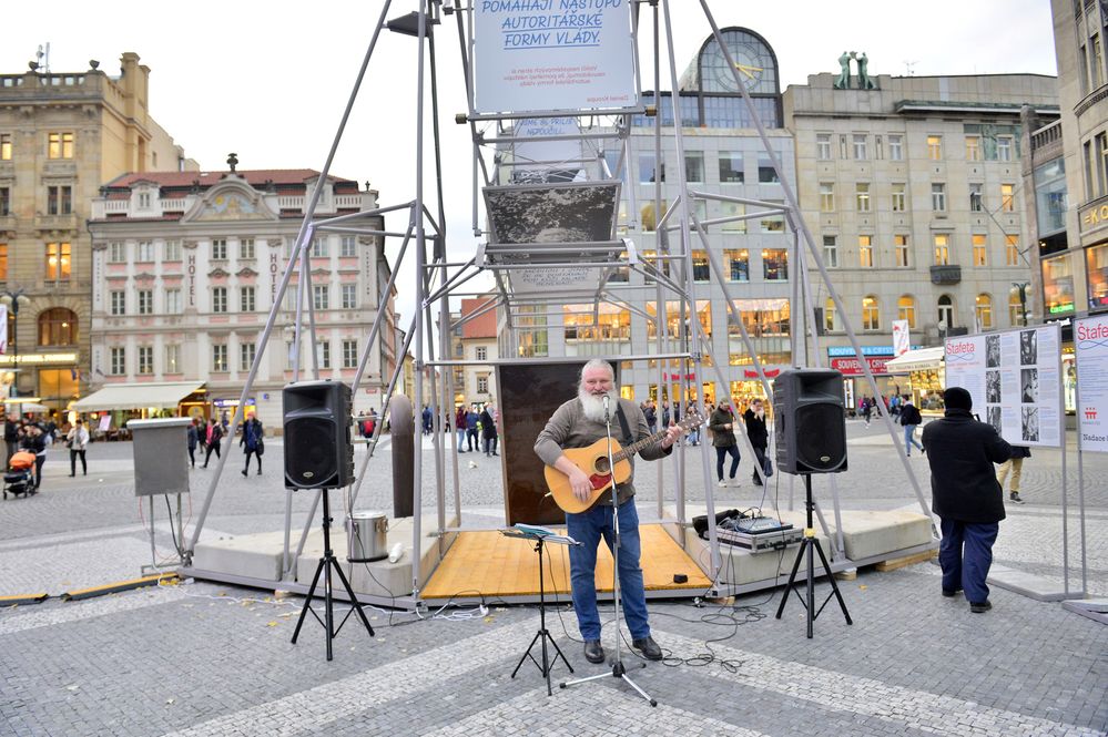 Vernisáž umělecké instalace Štafeta s fotografiemi Gabiny Fárové na 12 metrů vysokém kole v dolní části Václavského náměstí.