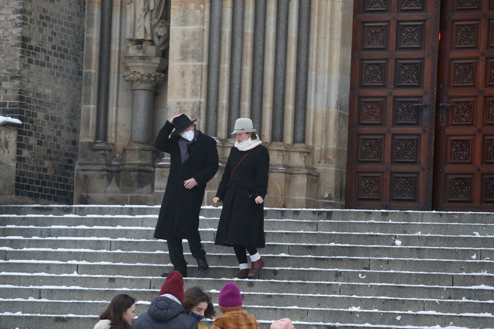 Lidé odcházejí ze zádušní mše za Ladislava Štaidla (†75). (7. 2. 2021)