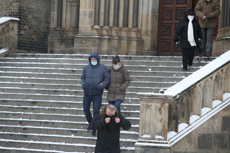 Lidé odcházejí ze zádušní mše za Ladislava Štaidla (†75; 7. 2. 2021).