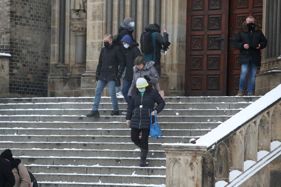 Lidé odcházejí ze zádušní mše za Ladislava Štaidla (†75). (7. 2. 2021)