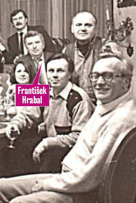 František Hrabal na archivní fotografii z oslavy Ladislava Štaidla