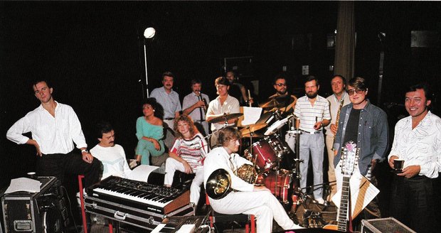 1985: Celá kapela i s Karlem Gottem, Jirka jech úplně vlevo.
