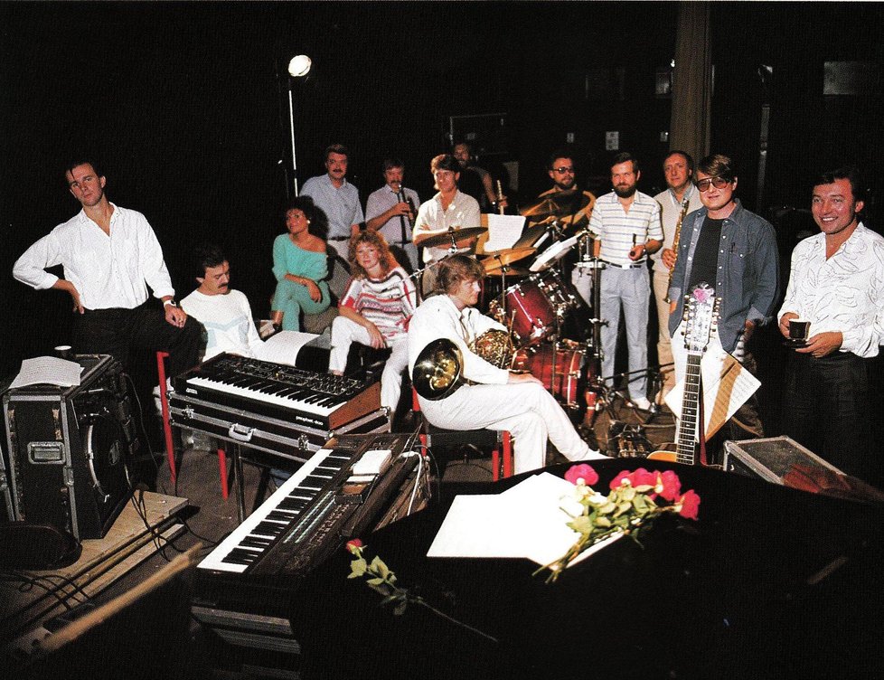 1985: Celá kapela i s Karlem Gottem, Jirka jech úplně vlevo.