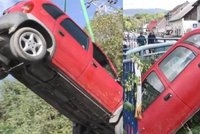Kuriózní nehoda: Žena zamířila rovnou do potoka, pak se jí auto zaseklo