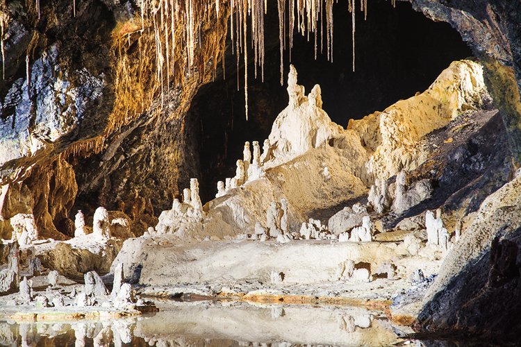 Stalagmit je typ krápníku, který vyrůstá od podlahy jeskyně