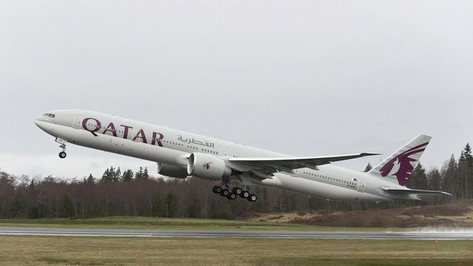 Katarská letecká společnost Qatar Airways má zájem o převzetí desetiprocentního podílu ve společnosti American Airlines, největším leteckém přepravci v USA.