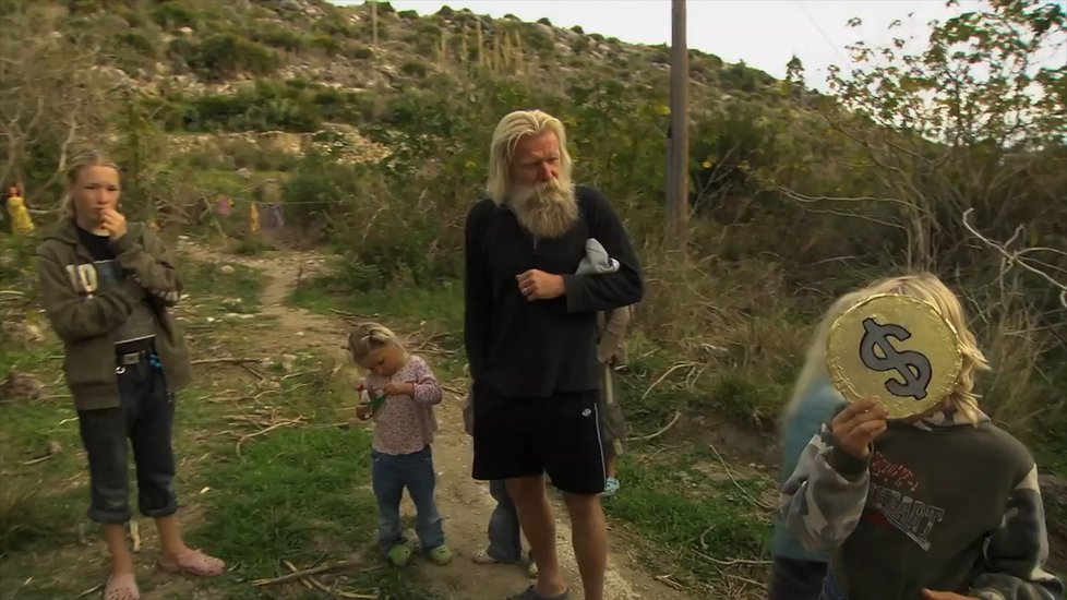 Táta Petr vede své děti k souznění s přírodou.