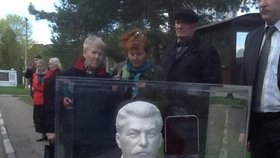 Ruští komunisté roznesli po evropských ambasádách v Moskvě svůj dar - bustu Stalina