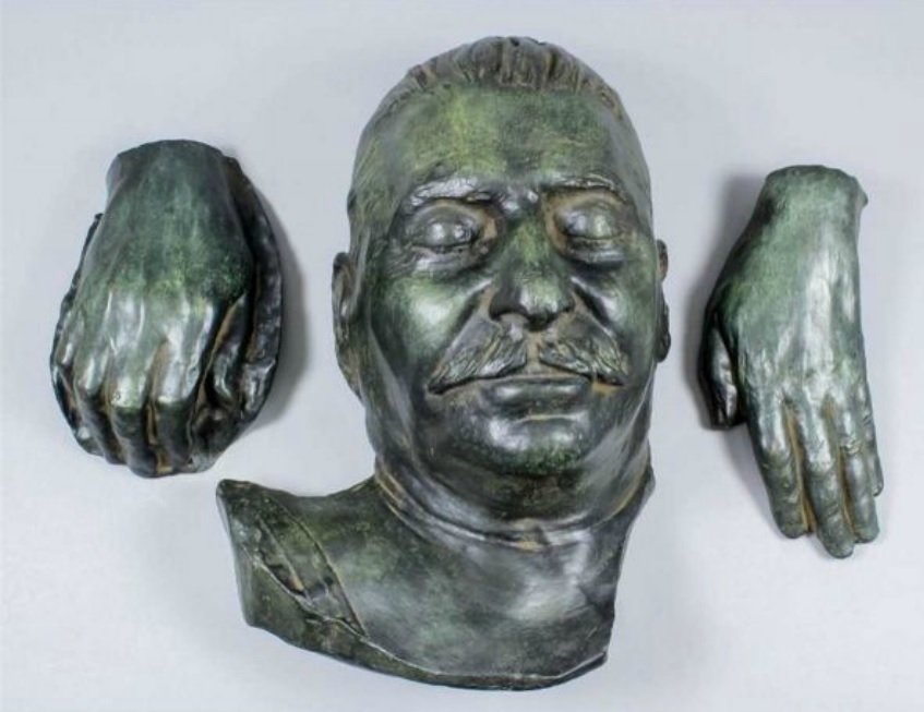 Odlitek tváře a rukou Stalina