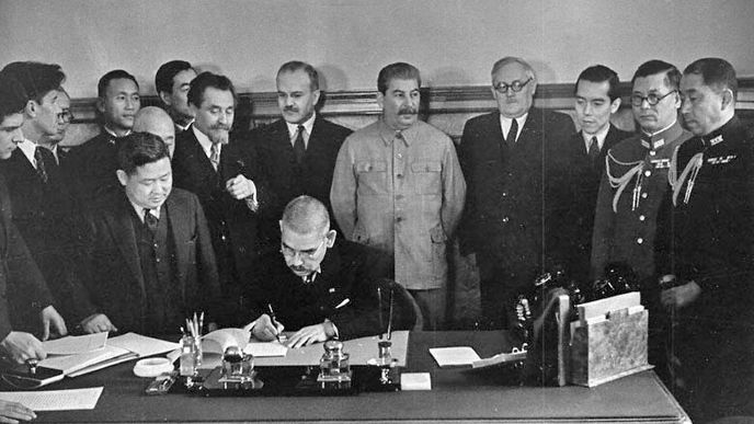 Japonský ministr zahraničí Matsuoka podepisuje, Stalin přihlíží. Pakt sovětsko-japonské neutrality, 13. dubna 1941