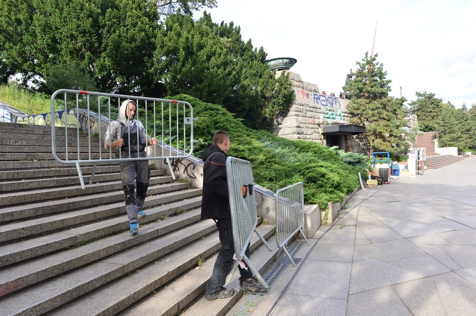 Vyklízení bývalého pomníku Stalina na Letné. Praha ho musela 19. září 2019 uzavřít.