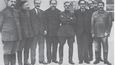 Ordžonikidze, Manuilskij, Molotov, Kaganovič, Vorošilov, Dimitrov, Kujbyšev a Stalin v březnu 1934