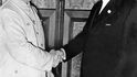 Josif Stalin s Hitlerovým ministrem zahraničí Joachimem von Ribbentropem po podpisu tajného paktu (23. 8. 1939).