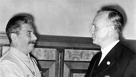 Josif Stalin s Hitlerovým ministrem zahraničí Joachimem von Ribbentropem po podpisu tajného paktu (23. 8. 1939)