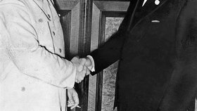 Josif Stalin s Hitlerovým ministrem zahraničí Joachimem von Ribbentropem po podpisu tajného paktu (23. 8. 1939)