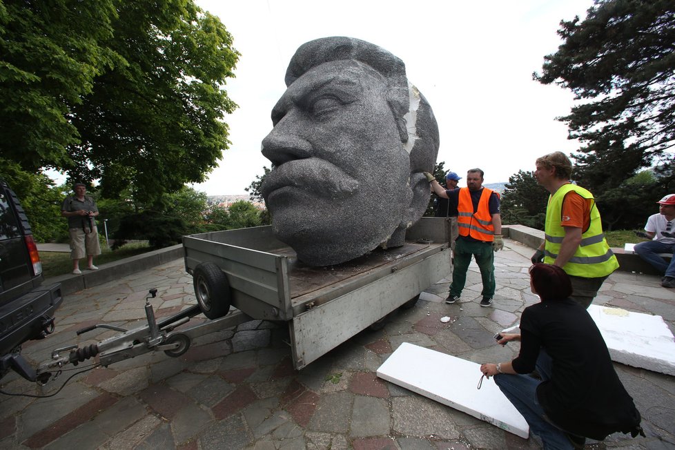 Maketa Stalinovy sochy už zmizela z Letné