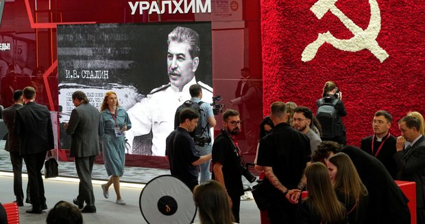 Rusové přepisují historii: Komunisté vrací kult masového vraha Stalina