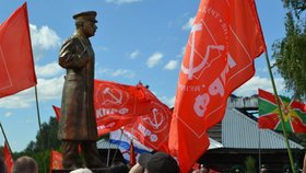 V Boru odhalili novou Stalinovu sochu ruští komunisté (2020).