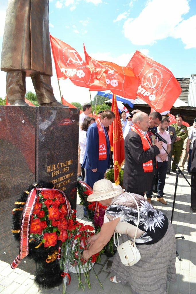 V Boru odhalili novou Stalinovu sochu ruští komunisté (2020).