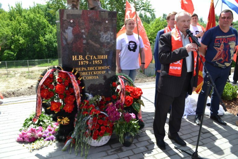 V Boru odhalili novou Stalinovu sochu ruští komunisté (2020).