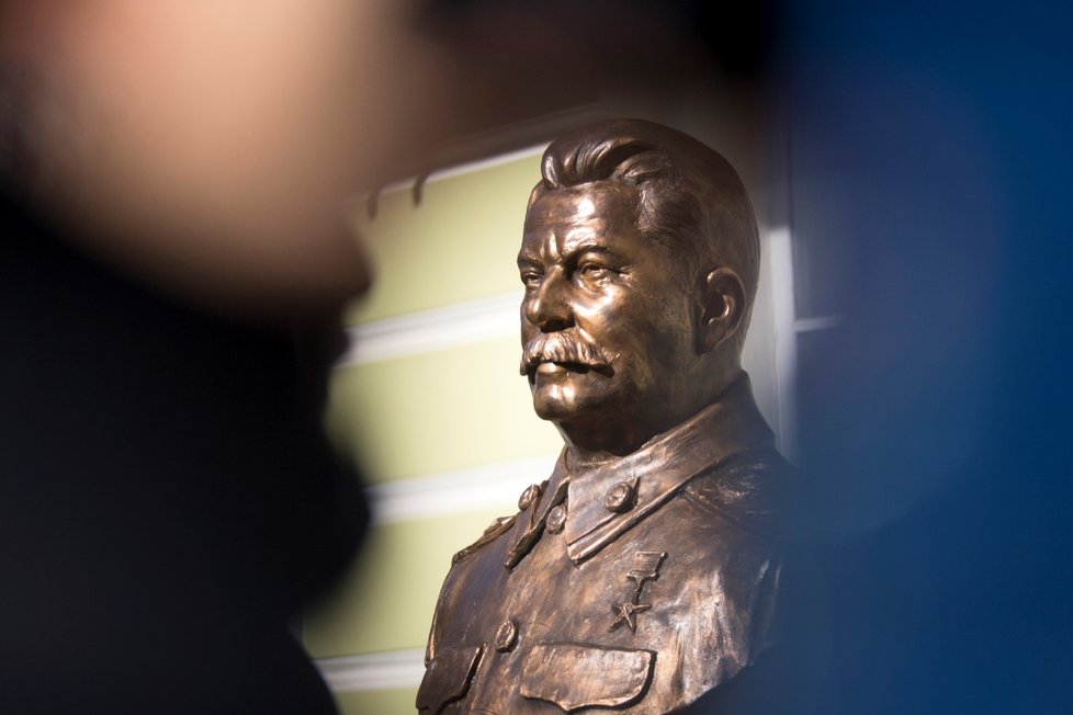 V Rusku odhalili busty sovětských vůdců včetně diktátora Stalina, to vyvolalo vlnu kritiky.