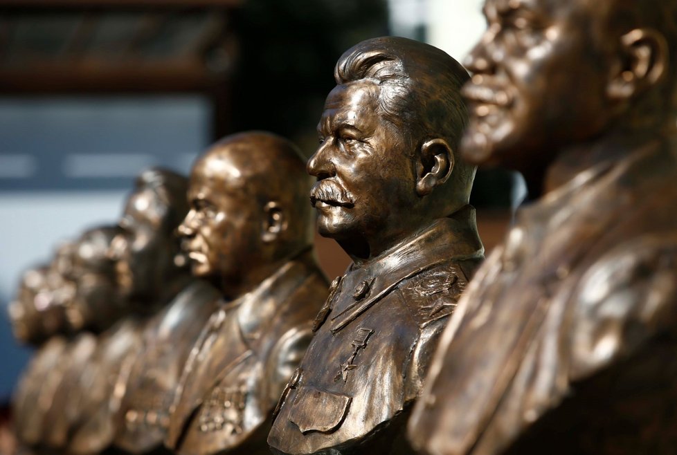 V Rusku odhalili busty sovětských vůdců včetně diktátora Stalina, to vyvolalo vlnu kritiky.