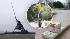 Parta »sígrů« opět řádí na Letné a napadá skateboardisty. Policie už musela zasahovat