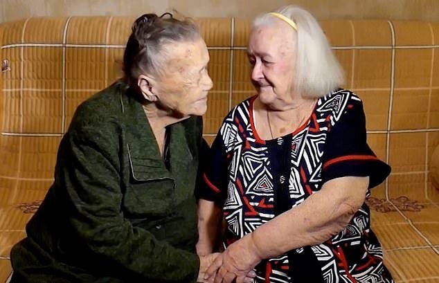 Julia (92) a Rosalina (94) při šťastném shledání