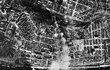 Letecké snímky z bombardování města.