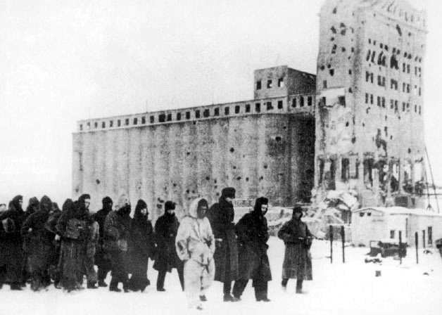 Němečtí zajatci neměli na ruskou zimu dostatečnou výbavu.