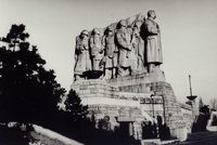 Stalinův pomník, metronom i kulturní centrum: „Frontu na maso“ odstřelili před 63 lety, osud místa je nejistý