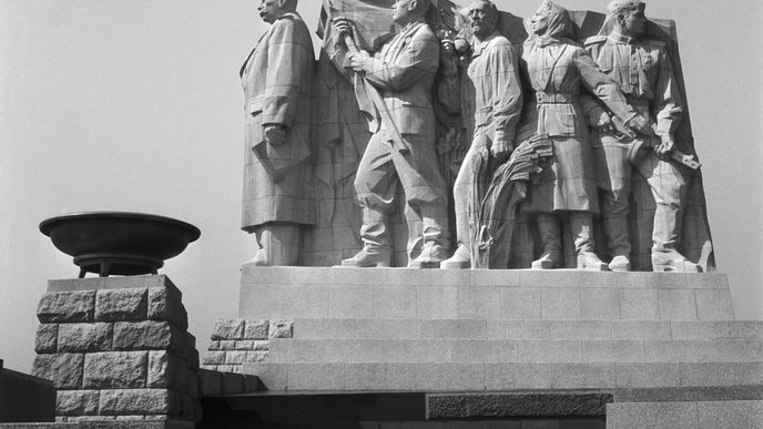 Praha - Letná. Pohled na pomník J. V. Stalina (autor Otakar Švec) před odhalením.