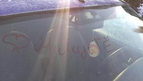 Milostný vzkaz na autě oběti stalkingu