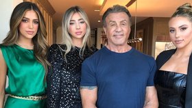 Zleva Sistine (23), Scarlett (19), Stallone a Sophia (24)