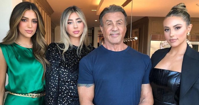 Zleva Sistine (23), Scarlet (19), Stallone a Sophia (24).