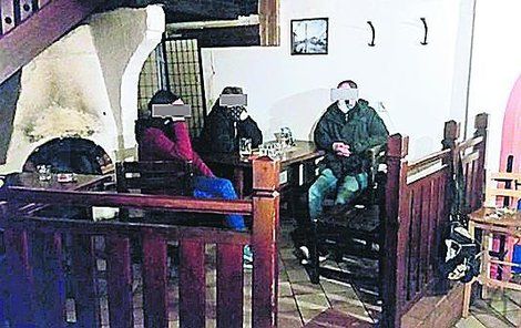 Pivo, cigaretka a ledabyle stažené roušky pod brady. Takový obraz se naskytl policistům při kontrole hospody v Brně.