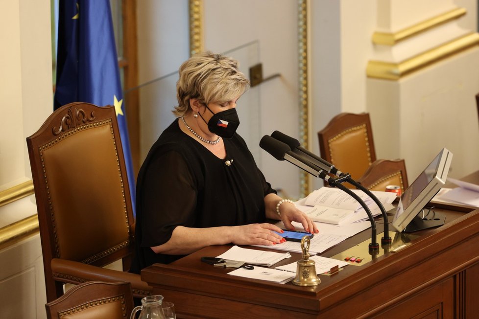 V hlavní roli telefon: V mobilu si pročítala při řízení schůze o důvěře vlády také první místopředsedkyně Sněmovny Věra Kovářová (STAN).