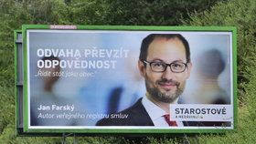 Billboard hnutí Starostové a nezávislí (STAN) pro letošní sněmovní volby s portrétem celostátního lídra Jana Farského na snímku z 3. srpna v Praze-Zbraslavi.