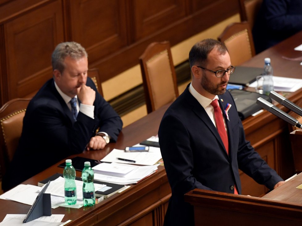 Předseda poslaneckého klubu STAN Jan Farský vystoupil 11. července 2018 v Praze na schůzi Sněmovny svolané k vyslovení důvěry menšinové vládě hnutí ANO a ČSSD. Vlevo je ministr životního prostředí Richard Brabec.