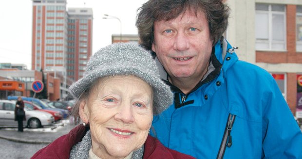 Standa Hložek se svou maminkou Radomilou, které na jaře bude 91 let. Tomáš je její 15. pravnouče!