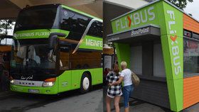 Stánek na jízdenky dopravce FlixBus stojí na autobusovém nádraží u Grandu v centru Brna bez povolení úřadů.