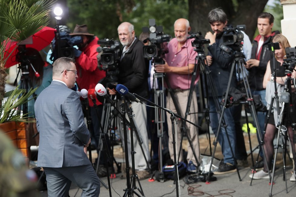 Nyní již bývalý ministr kultury Antonín Staněk (ČSSD) po schůzce v Lánech (12. 7. 2019)